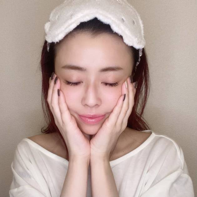 最後は手で肌になじませる