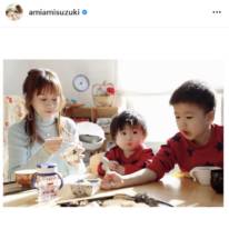 鈴木亜美、夫の実家で寛ぐ“家族写真”＆息子たちとの食事風景公開し反響「可愛いママ」「素敵なfamily」