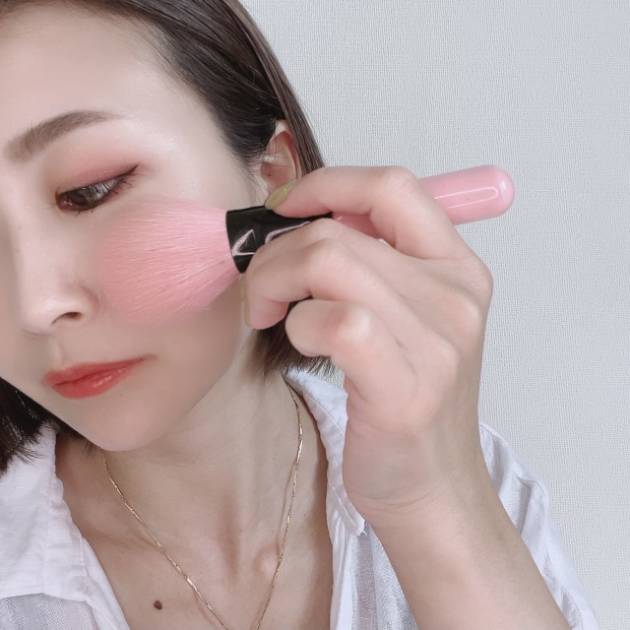 テカリやすい人はパウダーをほんのり