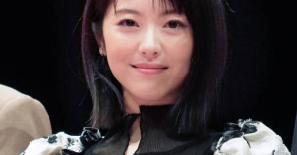 圧倒的なかわいさ 浜辺美波 ジャージ姿の笑顔まぶしいオフショットに絶賛の声 天使ですか E Talentbank Co Ltd