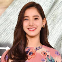 新木優子、スリットから生脚チラリな私服SHOTに「セクシーで綺麗」「脚長い」の声