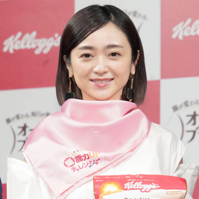 「絵になる」安達祐実、窓辺での読書SHOTに絶賛の声「本当にいつも完璧に可愛い」