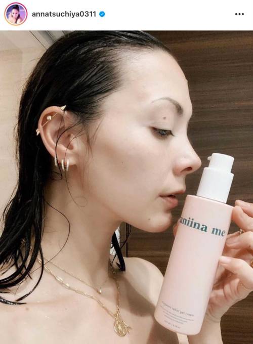 土屋アンナ 家プール で娘たちが遊ぶ姿 美肌際立つスキンケアshotに反響 かわいい お肌ピッカピカ ニフティニュース