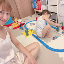 辻希美、薄着のマッタリTime＆次男そっくりの三男の姿を公開「自慢げに…」