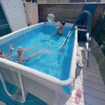 辻希美、朝から家族で自宅プール満喫＆“定番”の昼食を公開「激うまだよね」「食べてまた遊ぶ」