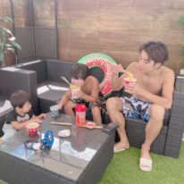 辻希美、朝から家族で自宅プール満喫＆“定番”の昼食を公開「激うまだよね」「食べてまた遊ぶ」
