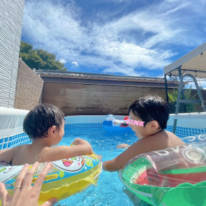 辻希美、朝から家族で自宅プール満喫＆“定番”の昼食を公開「激うまだよね」「食べてまた遊ぶ」