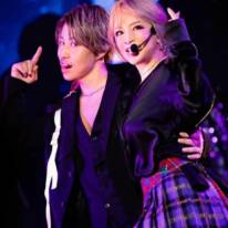 浜崎あゆみ、美脚ミニスカの“ええ大人”なステージSHOTを公開