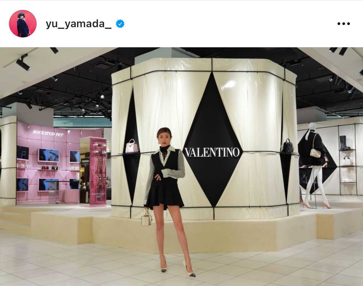 山田優 等身大パネル 9頭身くらいありそう」山田優、ミニスカの美脚SHOTに反響「神的な