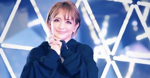 浜崎あゆみ、パーカーを“ミニワンピ風”に着こなした美脚SHOTを公開 | E