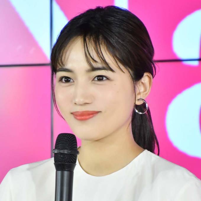 川口春奈 お茶目な仕草の笑顔shotに反響 最高の笑顔 可愛すぎます ニフティニュース