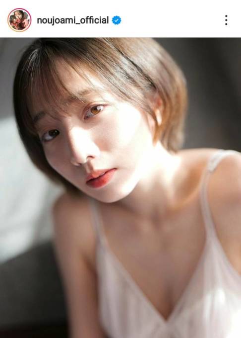 乃木坂46の元メンバー能條愛未、美デコルテ・美脚を披露した色気が滲むグラビアカット公開