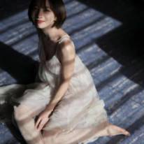 乃木坂46の元メンバー能條愛未、美デコルテ・美脚を披露した色気が滲むグラビアカット公開