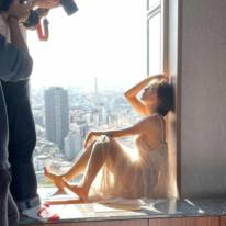 乃木坂46の元メンバー能條愛未、美デコルテ・美脚を披露した色気が滲むグラビアカット公開