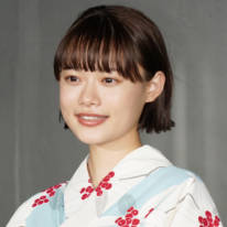 杉咲花、“もこもこ”あったかファッションSHOTに反響「最高の癒し」「素敵な笑顔」