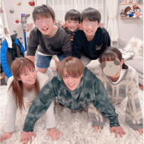 辻希美、家族6人で協力した“ピラミッド”SHOTを公開「大変な事も楽しい事も沢山あった一年」