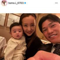 「素敵すぎる家族」板野友美、夫・高橋奎二選手と長女との家族写真公開に反響「ベイビーちゃんともちんにそっくり」
