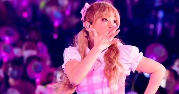 浜崎あゆみ、美脚披露のミニスカ衣装SHOTに絶賛の声「めっちゃ可愛