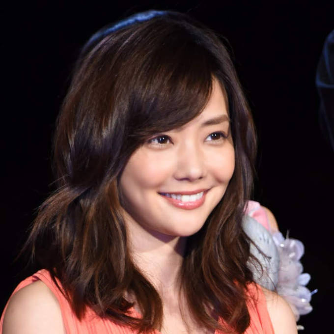 「美の極み」倉科カナ、美デコルテのドレス姿&舞台千秋楽の報告に反響「眩し過ぎます」