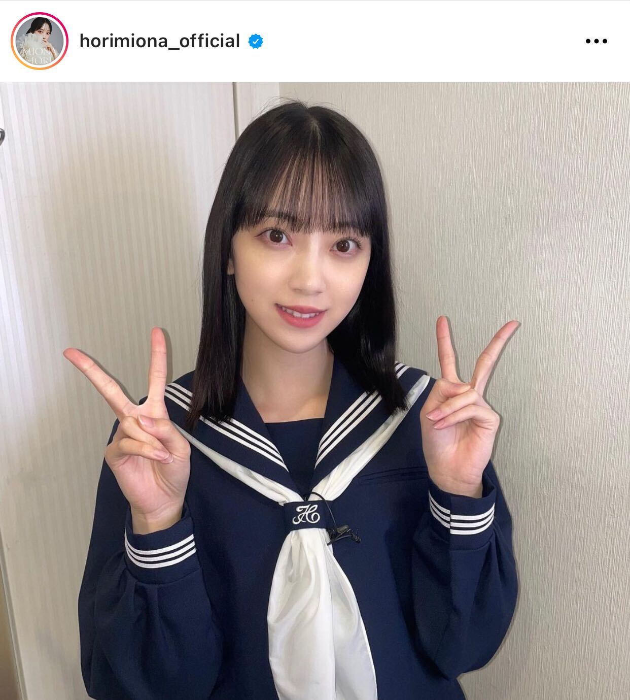 タレントカード セーラー服 サインポーズ めっちゃ似合ってる」堀未央奈、セーラー服姿のピースSHOTに反響「全然