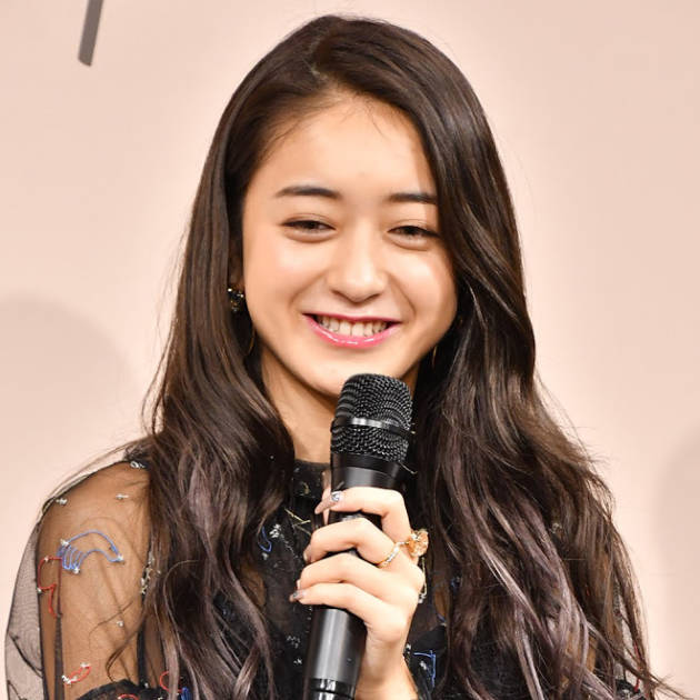 みちょぱ、小麦肌見せのホワイトコーデに絶賛の声「超絶綺麗」「このメイクも好き」サムネイル画像!