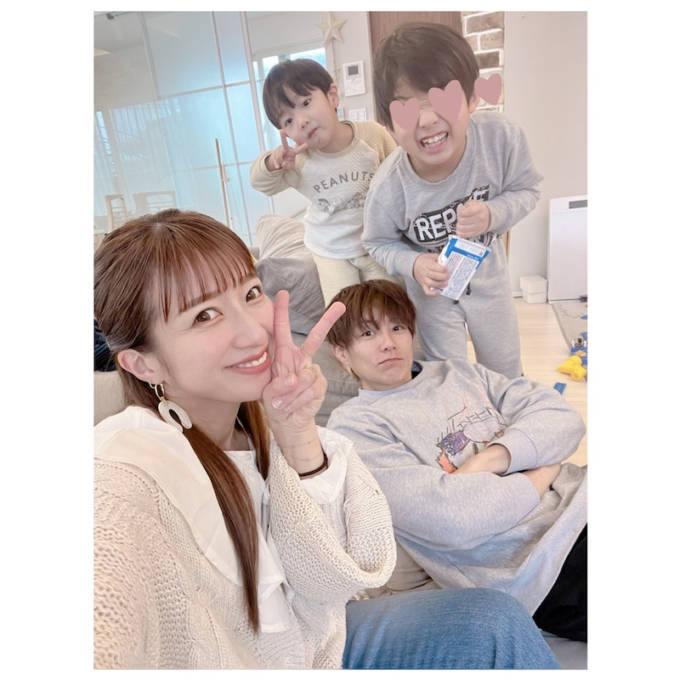 辻希美 杉浦太陽 息子2人とまったり4shotや 甘えん坊max な三男を公開 ずっとベッタリ ニフティニュース