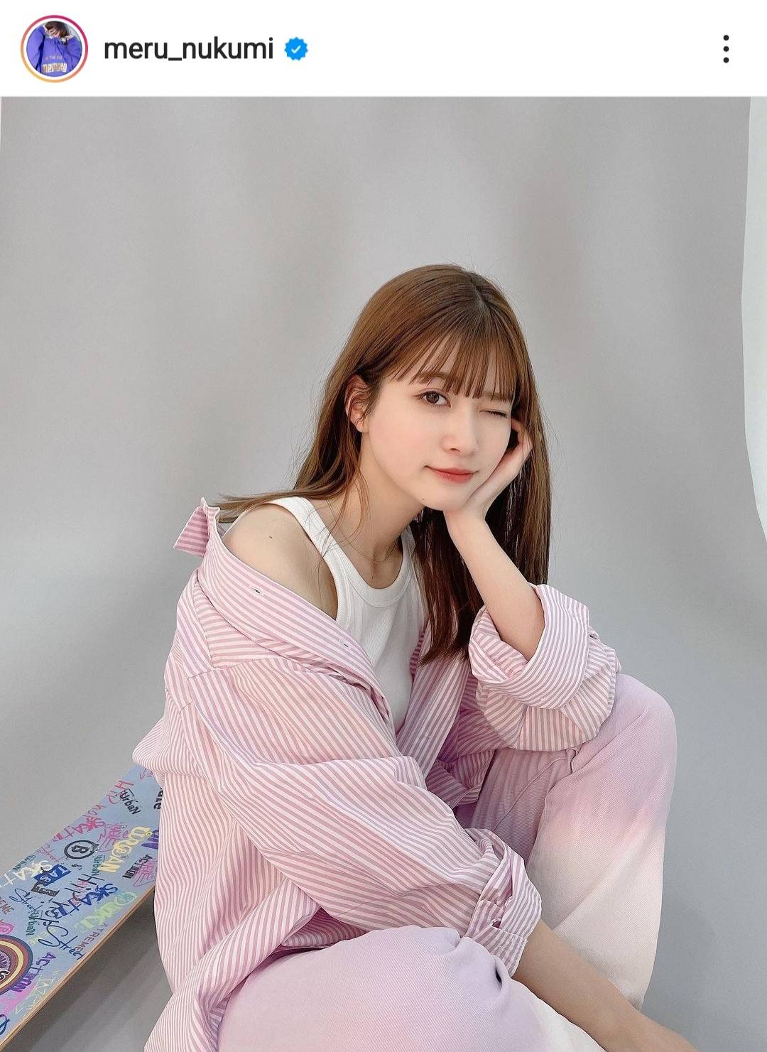 細い」めるる、美肩チラ見せのシャツコーデに反響「かわいすぎ