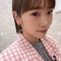 川栄李奈、春らしいピンク衣装のショートヘアSHOTに反響「顔が小さすぎ」「スタイル抜群だし笑顔が素敵」