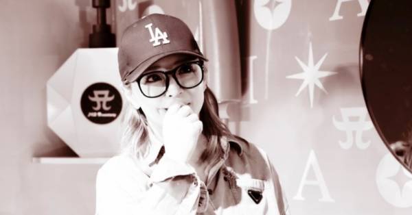 浜崎あゆみ、大きめメガネとキャップ姿のオフSHOT公開＆延期公演の開催