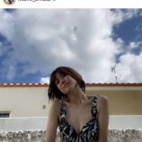 hitomi、美くびれ際立つビキニSHOT＆“一軒家を借りた”家族の夏休みを報告「プールがあるなんて最高」