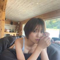 工藤美桜、美バストチラ見せのキャミソールSHOTにファン悶絶「お顔が尊い…」「かわいすぎる」