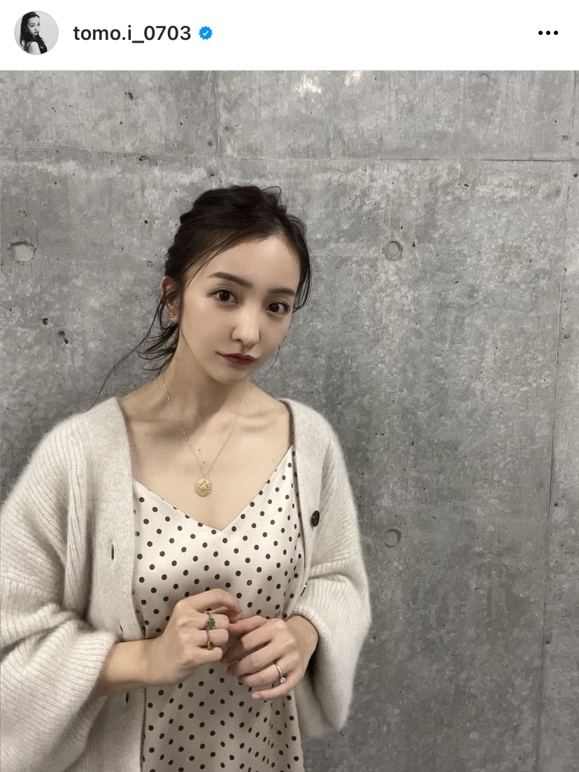 色っぽい奥様　画像 スタイルさすが」板野友美、美デコルテ際立つキャミワンピSHOTに反響「色っぽい奥様」 | E-TALENTBANK co.,ltd.