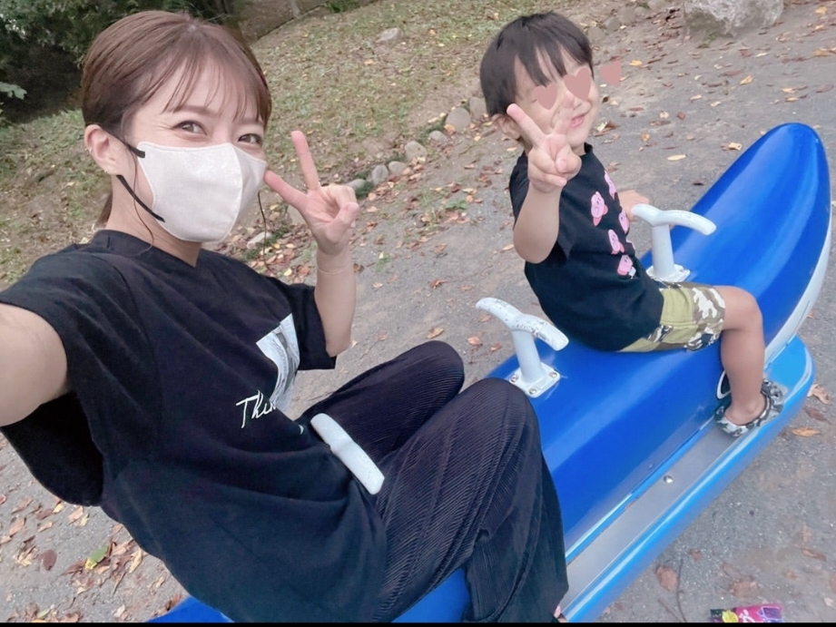 辻希美、三男と公園遊びする親子SHOT公開＆“予想外の出来事”明かす「めっちゃ刺されてた」メイン画像