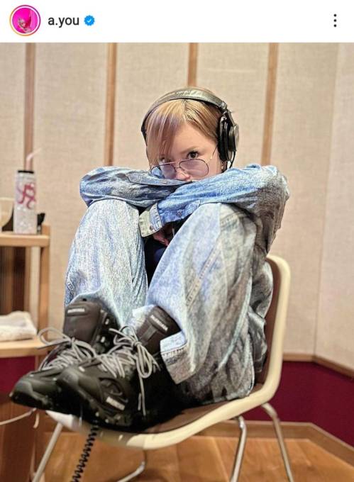 浜崎あゆみ レコーディング中のキュートなお座りshotに 超可愛いんだけど お疲れ様 の声 ニフティニュース