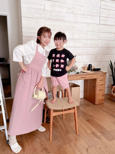 辻希美、撮影を見守ってくれた三男とのお揃いポーズSHOT公開「かぁさん頑張って頑張ります」メイン画像