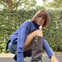 hitomi、美太ももを披露したミニ丈デニム×ブーツコーデを公開
