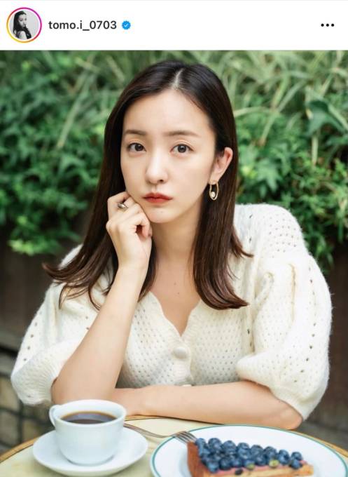 板野友美 おでこ出しヘアのティータイムshotに反響 お顔が小さすぎ 絵になる ニフティニュース