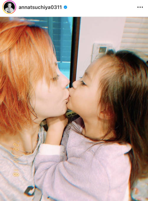 土屋アンナ キスで誕生日を祝福 次女との仲良しshotに めっちゃ可愛い 良い写真 の声 ニフティニュース