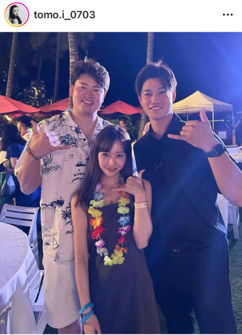 板野友美、ヤクルト高橋＆村上選手に挟まれた“身長差”SHOTに「神的な3ショット」「いい写真」の声