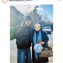 佐野勇斗、家族集合5SHOT公開し「実家めっちゃ豪邸」「仲良し家族素敵」の声