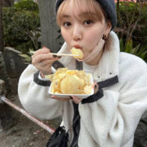 江野沢愛美、美脚が際立つミニスカ×ボアコートファッションに絶賛の声「かわいいー！！」「このコーデ好き」