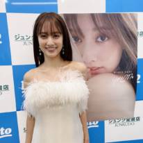 谷まりあ、美鎖骨を惜しみなく見せたオフショルワンピSHOTをファン称賛「肌キレイ」「セクシーすぎます」