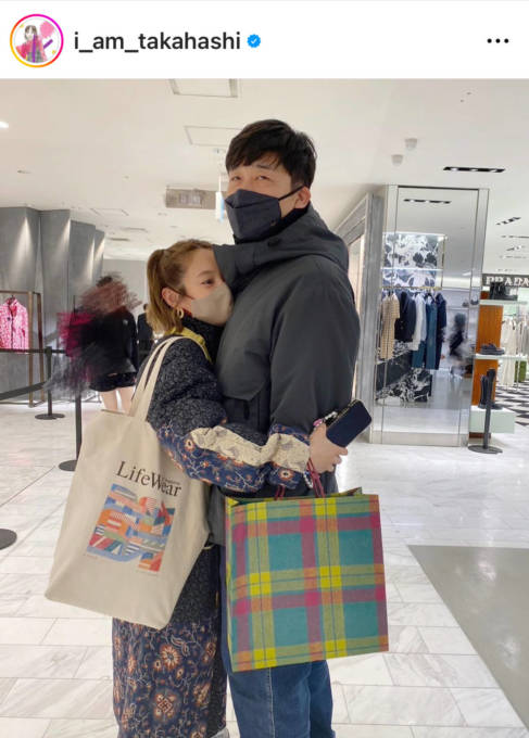 「母に撮られましたw」高橋愛、夫・あべこうじに熱烈ハグ！“遠い目”されるも仲良しSHOTを公開