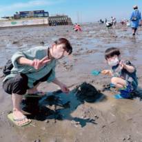 辻希美、家族らとの“ガチ潮干狩り”に大興奮「子ども達帰りたくないって言っていた」