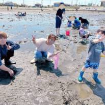 辻希美、家族らとの“ガチ潮干狩り”に大興奮「子ども達帰りたくないって言っていた」