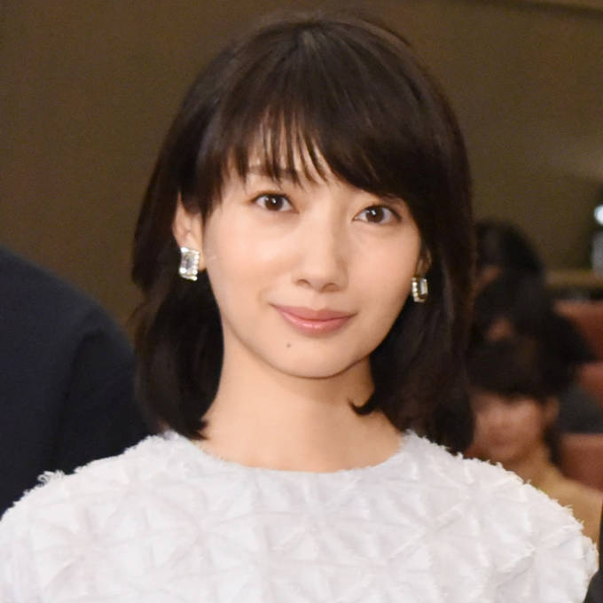 波瑠、桜とパシャリ！美しい瞳の際立つ透明感SHOTに「美しすぎる」「桜の妖精さんですか?」の声
