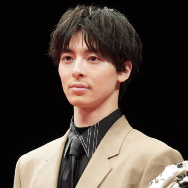 高杉真宙、スタイルの良さが際立つブラックスーツSHOTに「100億