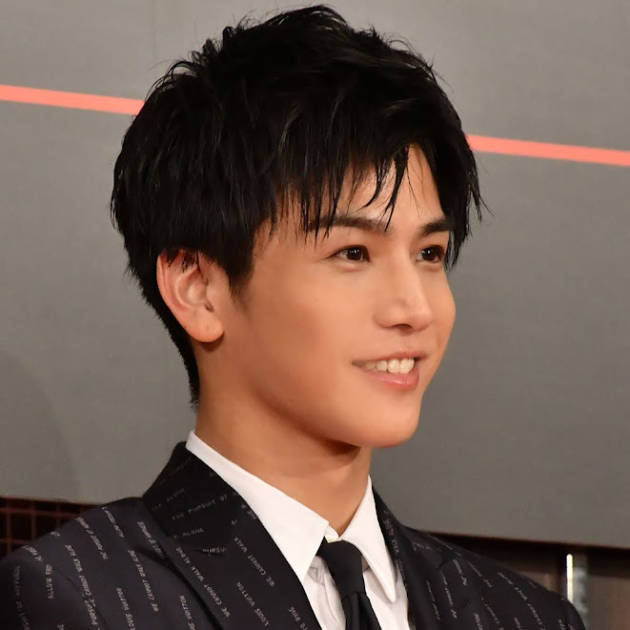 イケイケ」岩田剛典、ブラックジャケット×サングラス姿のクールSHOTに