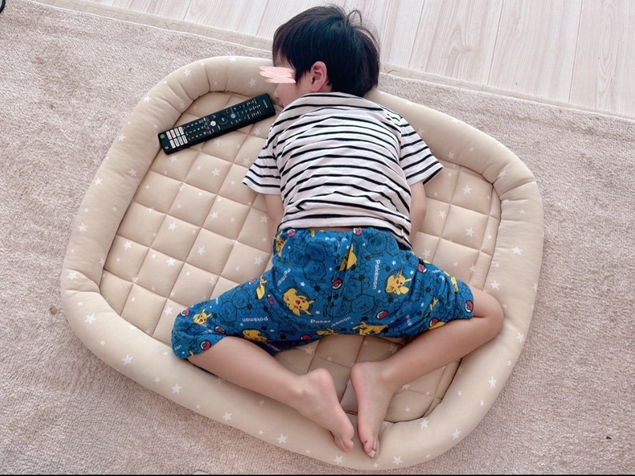 辻希美、三男が愛犬の寝床を独り占め！？キュートな寝転びSHOT公開「幸空用になりました 苦笑」メイン画像