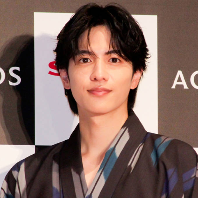 めちゃめちゃ絵になる」志尊淳、オールバックヘアの“スケボー少年”SHOT